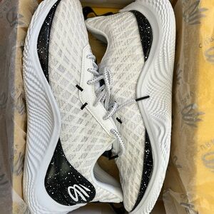 Brand New White Curry 10 Size 12 Men’s Basketball Shoes